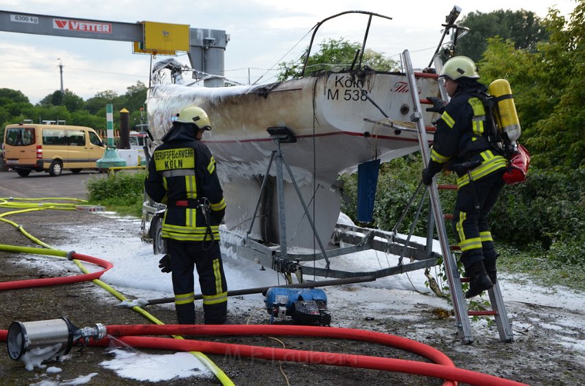 Feuer 1 Yacht explodiert Koeln Muelheim Hafen Muelheim P086.JPG